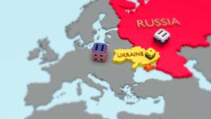Karte Russland und Ukraine mit drauf liegenden Würfeln