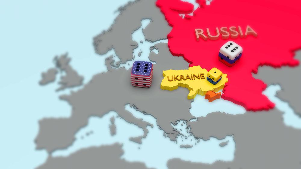 Karte Russland und Ukraine mit drauf liegenden Würfeln